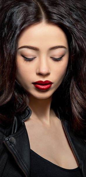 Μόδα μοντέλο γυναίκα με σκούρα κόκκινα χείλη στο studio - Φωτογραφία, εικόνα