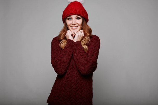 Retrato de una hermosa pelirroja en suéter
 - Foto, imagen