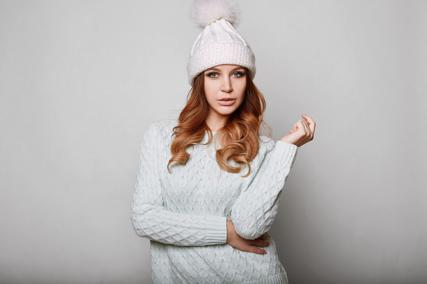 Retrato de una hermosa pelirroja en suéter
 - Foto, imagen