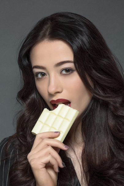 Portrait of fashion lady with white chocolate - Foto, Imagen