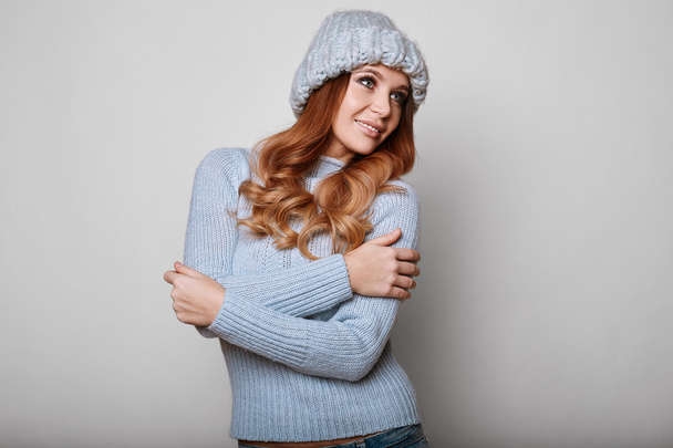 Retrato de una hermosa pelirroja en suéter
 - Foto, Imagen