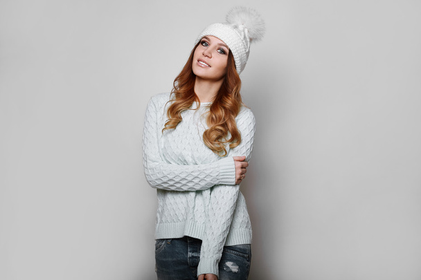 Retrato de una hermosa pelirroja en suéter
 - Foto, Imagen