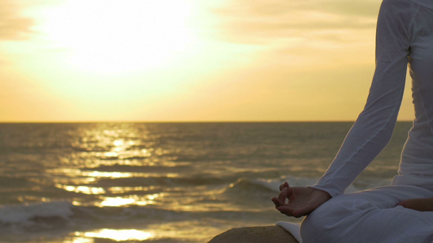 Junge Frau praktiziert Yoga - Filmmaterial, Video
