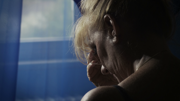απελπισμένη γυναίκα κοντά στο παράθυρο για: κατάθλιψη, το διαζύγιο, το ζευγάρι κρίση - Πλάνα, βίντεο