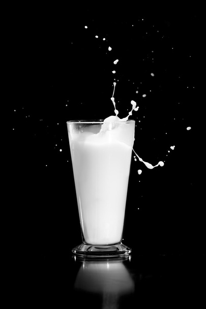 Siyah arkaplanda süt sıçraması - Fotoğraf, Görsel