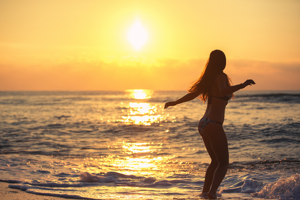 Silhouette of carefree woman on the beach - Foto, Imagem