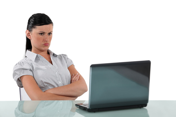 Angry woman sat in front of laptop - Zdjęcie, obraz