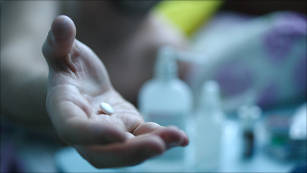 Pilule en main du patient masculin
 - Séquence, vidéo