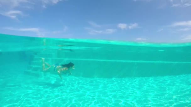 SLOW MOTION COMDERWATER: Mulher mergulhando na bela piscina de luxo infinito
 - Filmagem, Vídeo