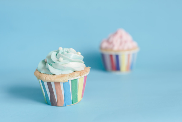 Parel verjaardag cupcake met boter crème slagroom op blauw pastel ba - Foto, afbeelding