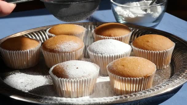 Poeder van de suiker worden bestrooid op Muffins - Video