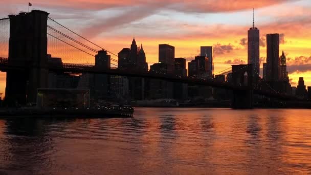 Silhouet van Manhattan tijdens zonsondergang - Video