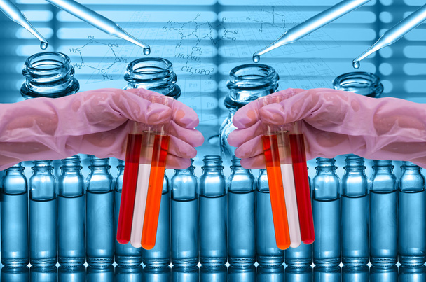 Chemisch laboratorium, wetenschapper daalt het reagens in de maatkolf van de test - Foto, afbeelding