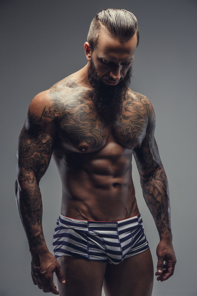 A férfi testén tetoválásokat.  - Fotó, kép