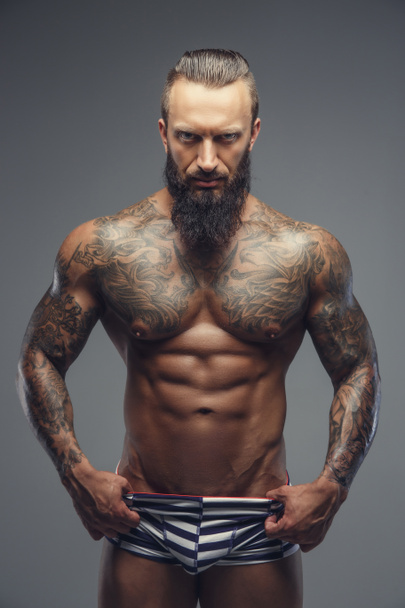 Uomo nudo con corpo tatuato
 - Foto, immagini