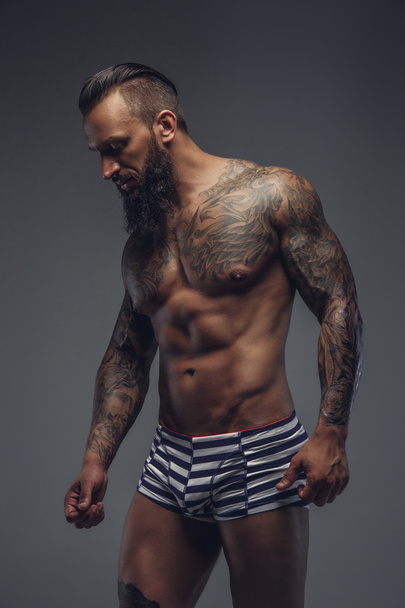 Hombre desnudo con cuerpo tatuado
 - Foto, Imagen