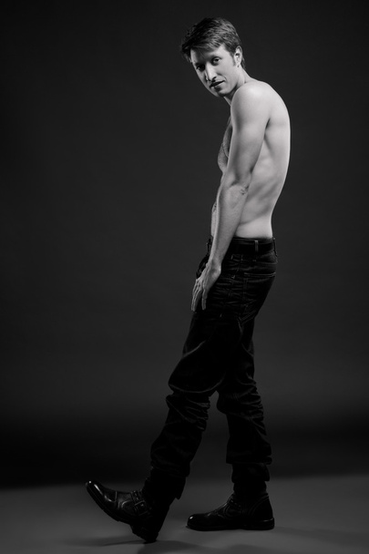 B & W täyspitkä muotokuva itsevarma nuori mies
 - Valokuva, kuva