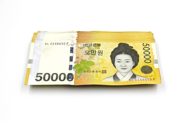 Corea ganó billetes de moneda aislados sobre fondo blanco. - Foto, imagen