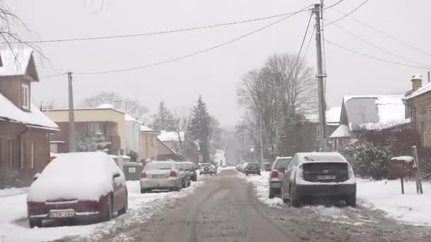 Κακό αυτοκίνητο συνθήκες οδήγησης στο βαρύ χιόνι πέφτουν το χειμώνα. 4k - Πλάνα, βίντεο