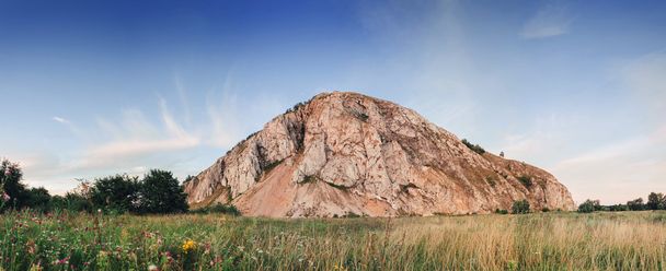 Гора красоты на поле. Шихан, Уральская гора. Голубое небо и белые облака
 - Фото, изображение
