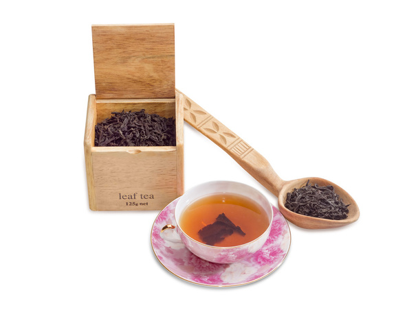 Tasse Tee, Blatttee in Holzkiste und Löffel  - Foto, Bild