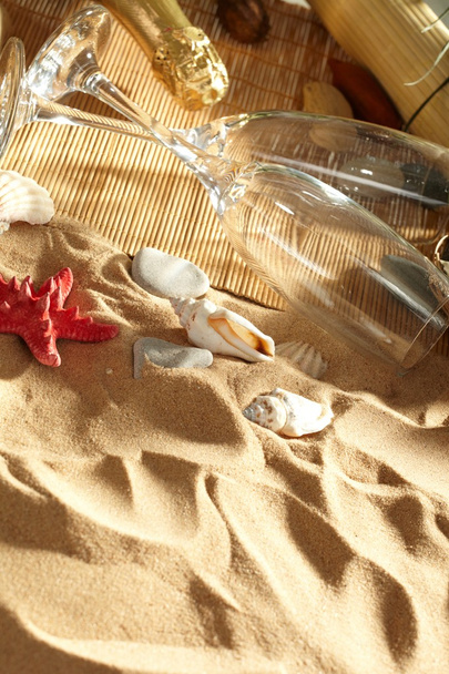 Champán espumoso en una playa
 - Foto, imagen