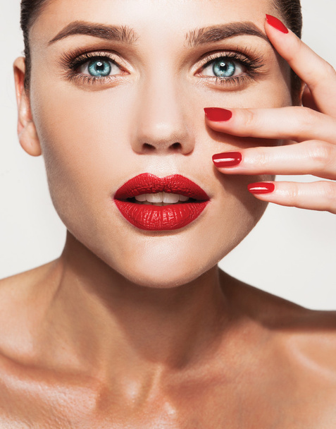 model with red lips and red manicure - Foto, afbeelding
