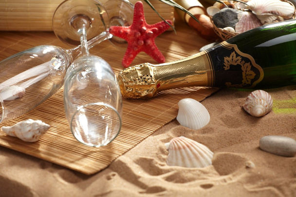 Champagne mousserende op een strand - Foto, afbeelding