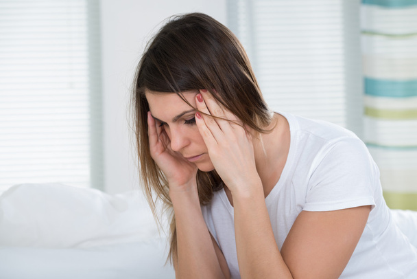 Woman Suffering From Headache - Foto, afbeelding