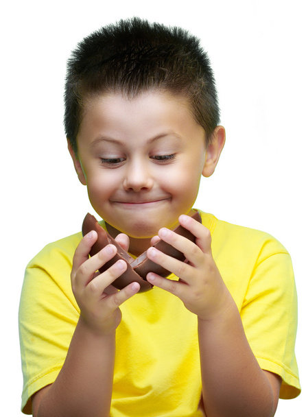 チョコレートの卵を食べる少年 - 写真・画像