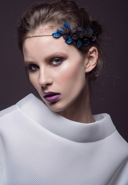 fashion model with flowers in hair - Fotoğraf, Görsel