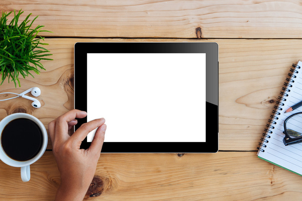 hand met mockup tablet op houten bureau witte display - Foto, afbeelding