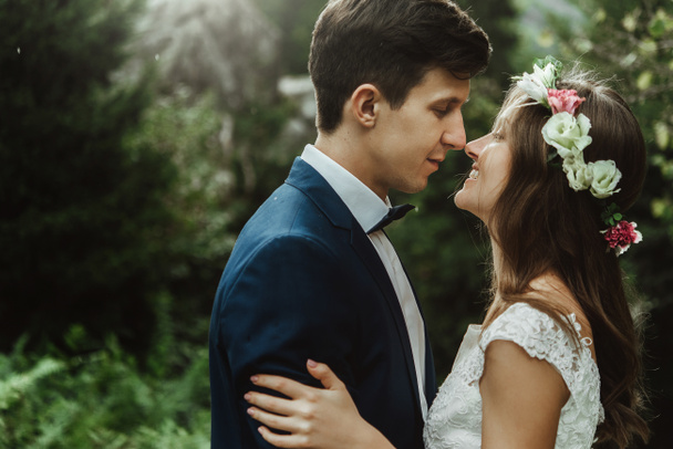 nevěsta s stylový ženicha a květinový věnec - Fotografie, Obrázek