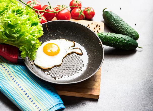 gesundes Frühstück mit Eiern, Kirschtomaten, Gurken, Paprika und Salatblättern - Foto, Bild