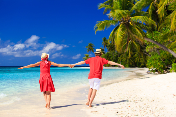 heureux couple amoureux sur la plage tropicale
 - Photo, image