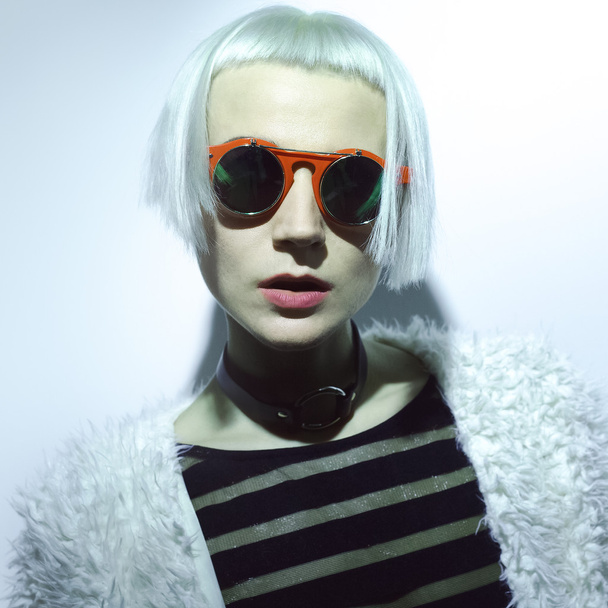 Fashion blond girl in stylish sunglasses. Eternal Classics. Bob  - Фото, зображення