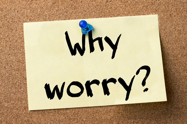 Waarom zorgen maken? -etiket vastgemaakt op prikbord - Foto, afbeelding