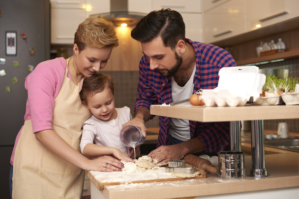 Familie bakken koekjes in keuken - Foto, afbeelding