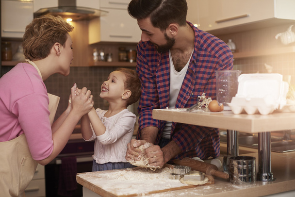 Szczęśliwa rodzina przygotowanie ciasta - Zdjęcie, obraz