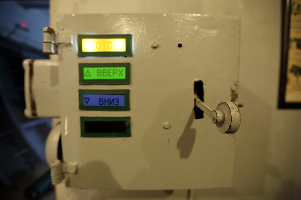 Le mécanisme de commande manuelle de l'ascenseur
 - Photo, image