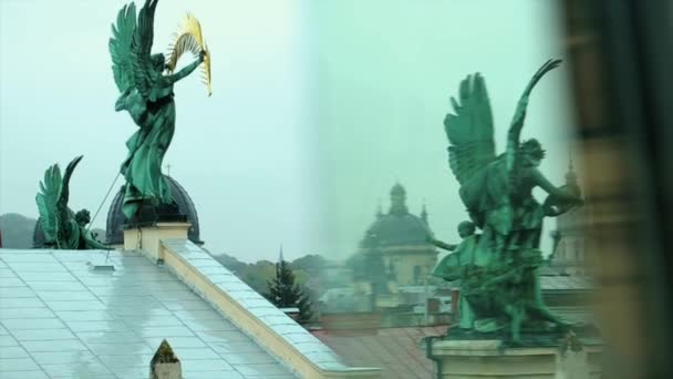 Statuen von Engeln auf dem Dach - Filmmaterial, Video