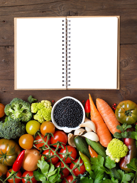 野菜をボウルに黒レンズ豆調理  - 写真・画像