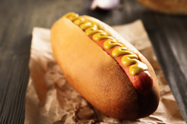 Hot dog on craft paper - Valokuva, kuva