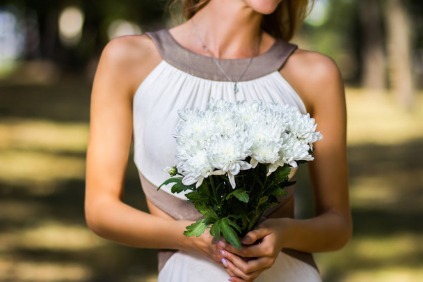 Belle jeune fille avec un bouquet de fleurs
 - Photo, image