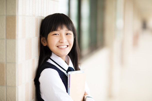 szép diák girl gazdaság könyvek előtt tanterem - Fotó, kép