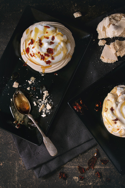Pavlova dessert with caramel - Valokuva, kuva