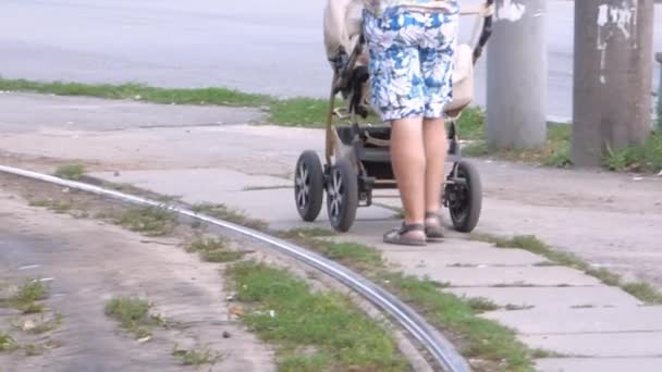 Dziecko na wózku inwalidzkim - Materiał filmowy, wideo