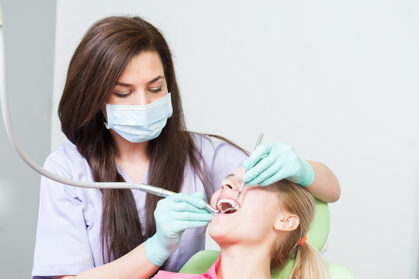 Dentysta kobieta lekarz pracuje na doskonały protezy - Zdjęcie, obraz
