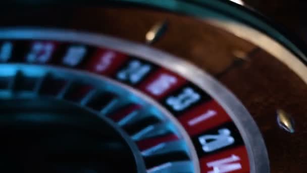 Close-up beelden van een kleine witte bal krijgt in een sleuf in een Russisch roulettewiel. - Video