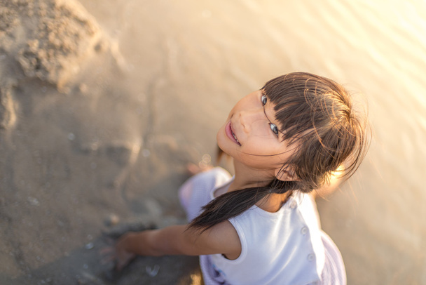 Asian girl playing on the beach - 写真・画像